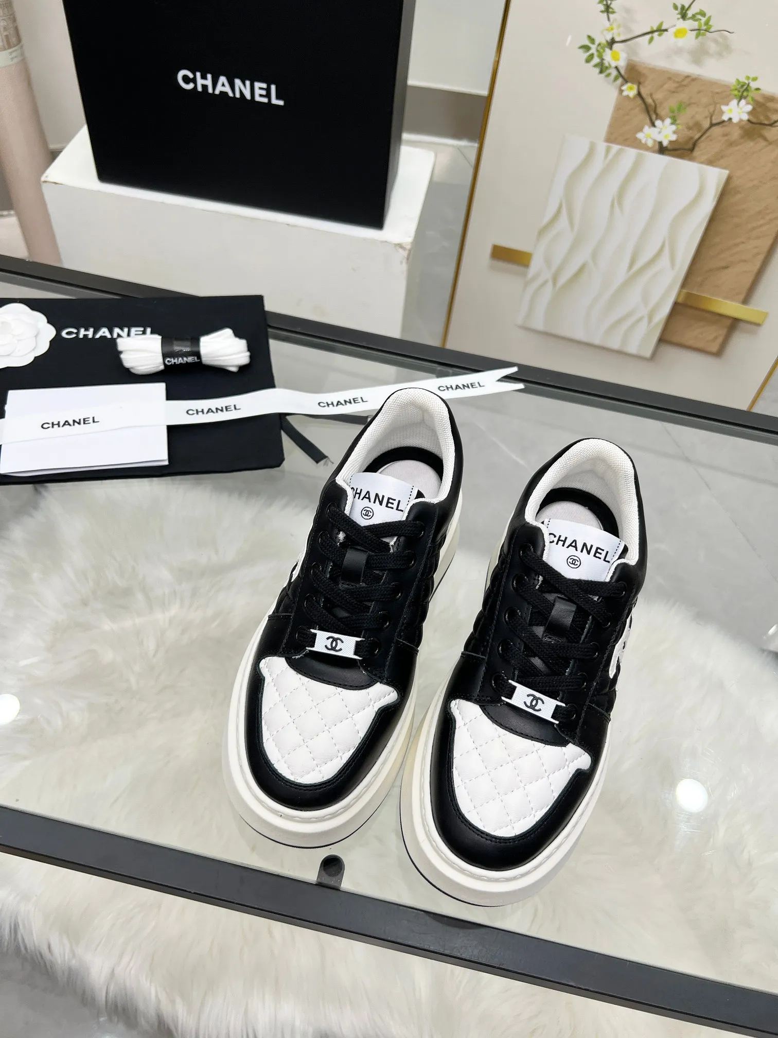 👟👟Ex-factory price 480👟👟 CHANEL 25C spring and summer new sports shoes official website is available at the same time ❤️ Counter out-of-stock kings. Major bloggers are recommending new styles on social days. This season’s new styles are simply eye-catching and look great on the feet. The casual casual sports style is refreshing and natural, interpreting Chanel’s fashionable femininity. The overall customization makes all sports models on the market at that time obsolete. This series is now available for sale! The upper is made of custom imported pebbled calf leather ➕ custom frosted calf leather. The lining is made of original one-to-one professionally customized mesh. Hardware accessories. Original full set of molds (not common in the market). Original custom molded TPU combination outsole. Height 4 cm. Women's size 35-39.